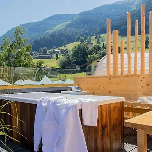 https://hotel-sonnberg.saalbachhinterglemmhotels.com